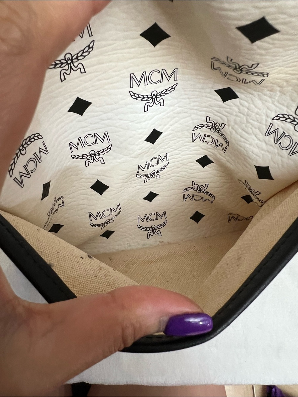 AUTH MCM WHITE TOTE - Picture 12 of 16